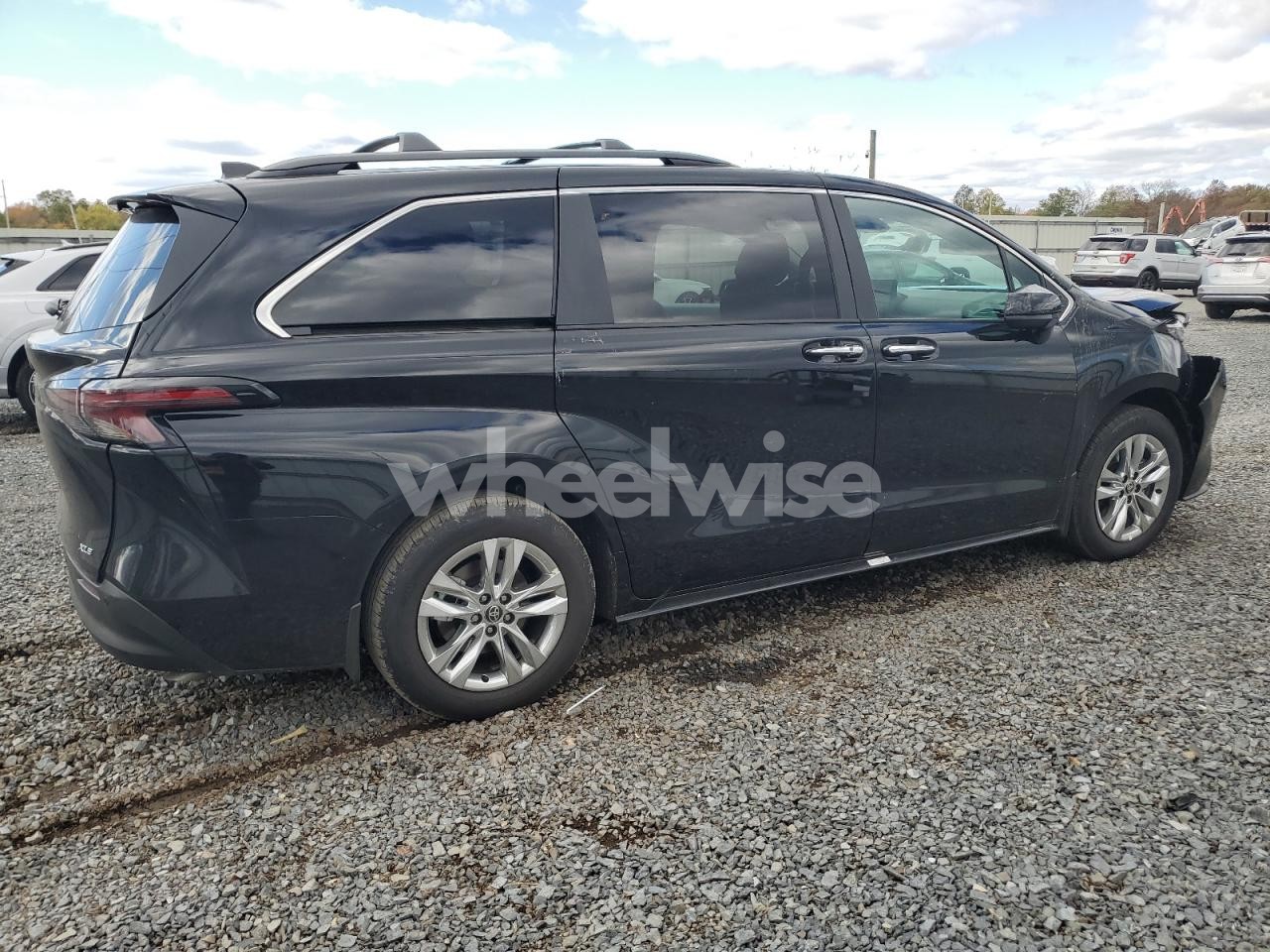 Photo 3 of 2025 TOYOTA SIENNA XLE (VIN 5TDJSKFC7SS210736)
