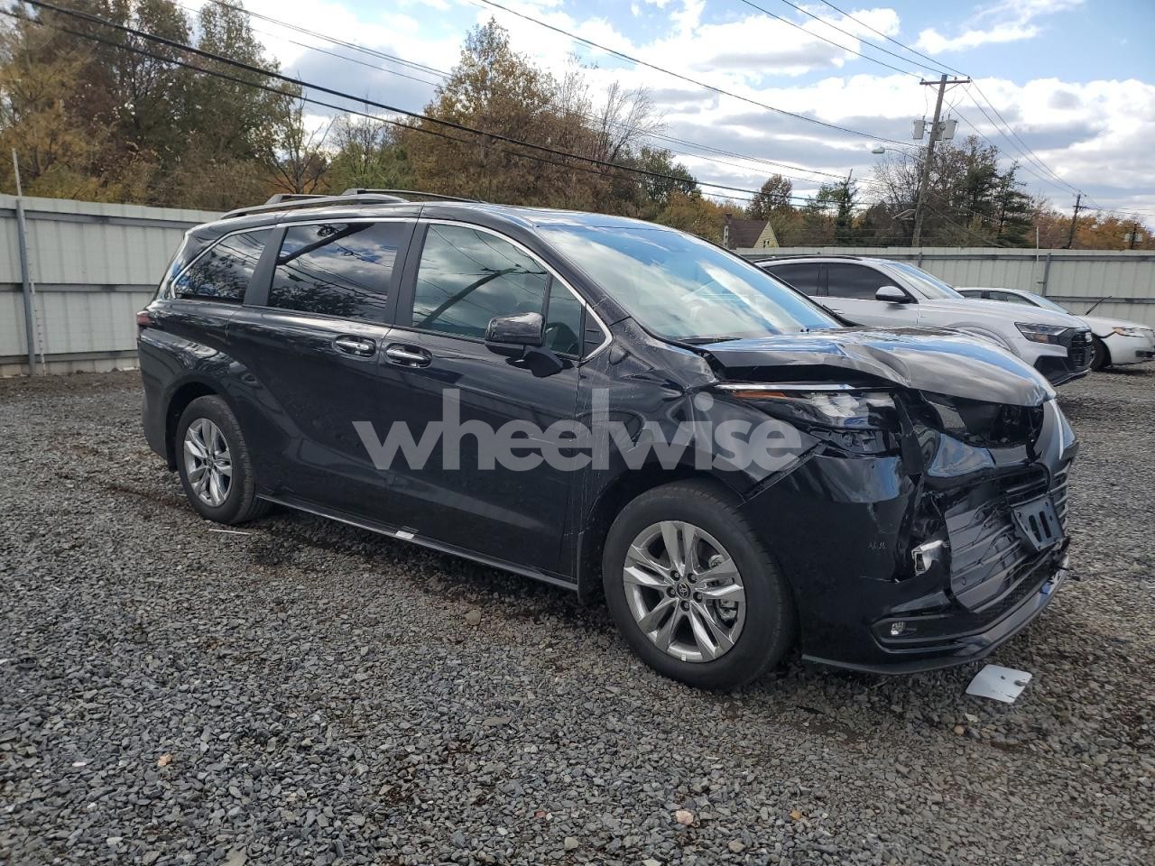 Photo 4 of 2025 TOYOTA SIENNA XLE (VIN 5TDJSKFC7SS210736)