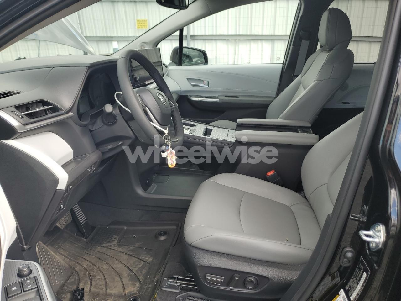 Photo 7 of 2025 TOYOTA SIENNA XLE (VIN 5TDJSKFC7SS210736)