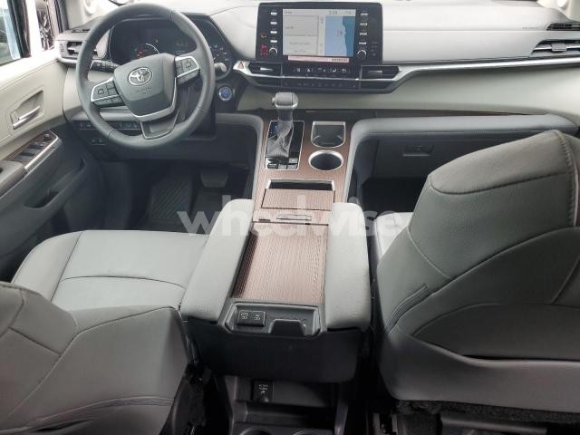 Photo 11 of 2024 TOYOTA SIENNA XLE (VIN 5TDJSKFC8RS134633)