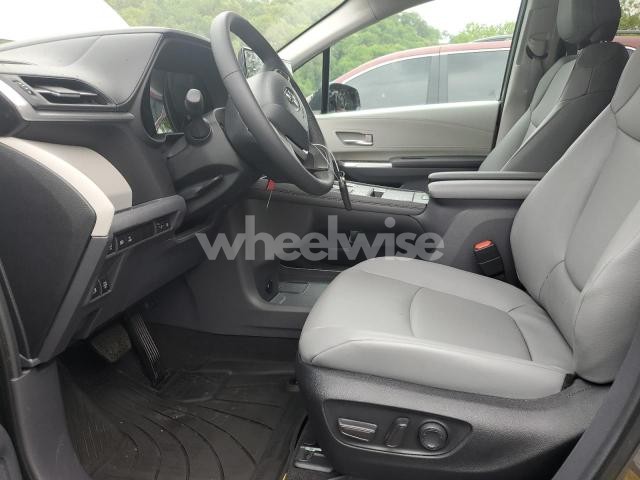 Photo 2 of 2024 TOYOTA SIENNA XLE (VIN 5TDJSKFC8RS134633)