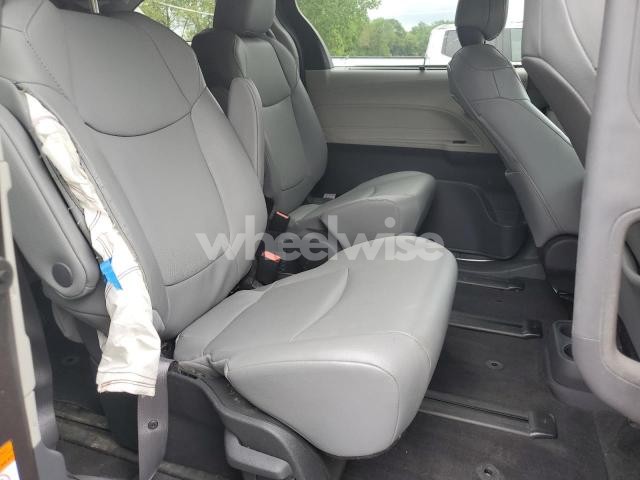 Photo 3 of 2024 TOYOTA SIENNA XLE (VIN 5TDJSKFC8RS134633)