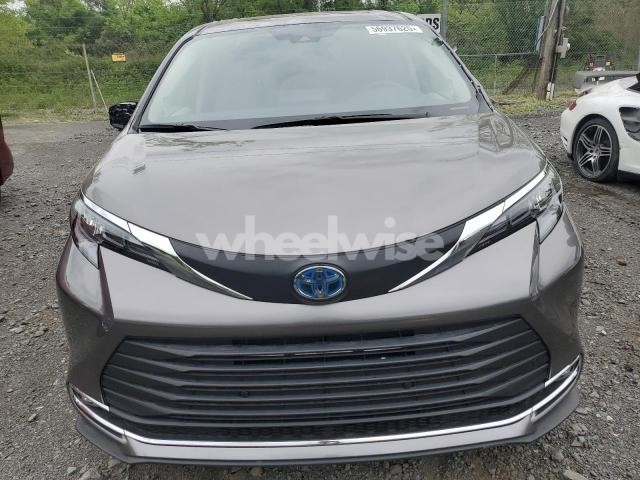 Photo 7 of 2024 TOYOTA SIENNA XLE (VIN 5TDJSKFC8RS134633)