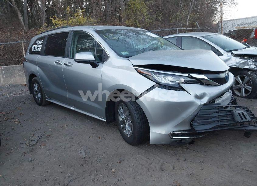 2023 Toyota Sienna XLE (VIN 5TDJSKFC9PS075072) main photo