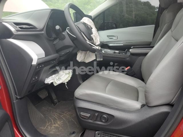 Photo 10 of 2025 TOYOTA SIENNA XLE (VIN 5TDJSKFC9SS161197)