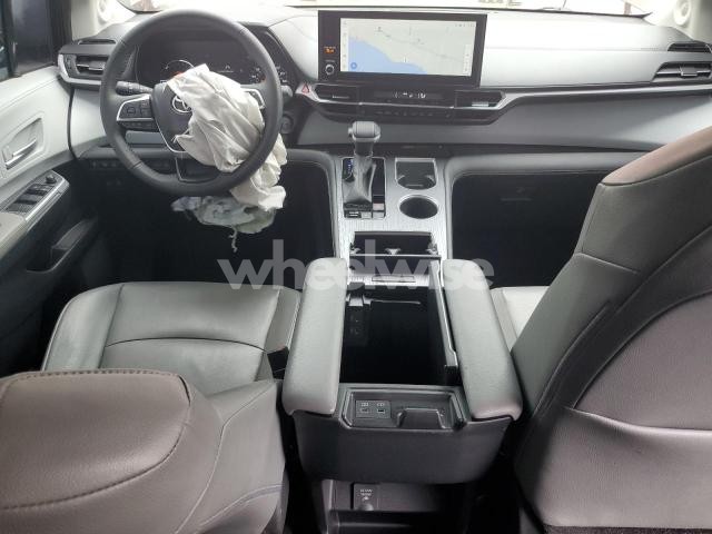 Photo 12 of 2025 TOYOTA SIENNA XLE (VIN 5TDJSKFC9SS161197)