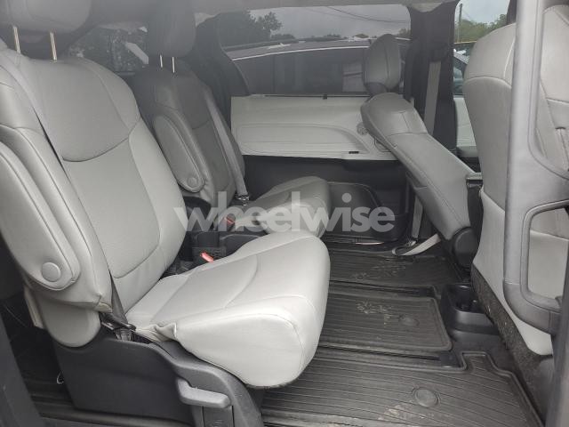 Photo 5 of 2025 TOYOTA SIENNA XLE (VIN 5TDJSKFC9SS161197)