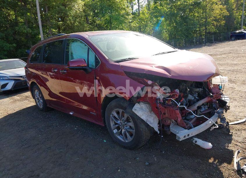 2021 Toyota Sienna XLE (VIN 5TDJSKFCXMS014664) main photo