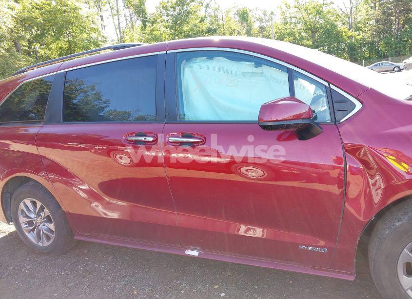 Photo 13 of 2021 Toyota Sienna XLE (VIN 5TDJSKFCXMS014664)