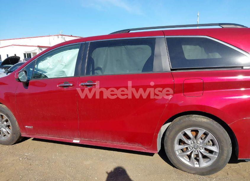 Photo 14 of 2021 Toyota Sienna XLE (VIN 5TDJSKFCXMS014664)