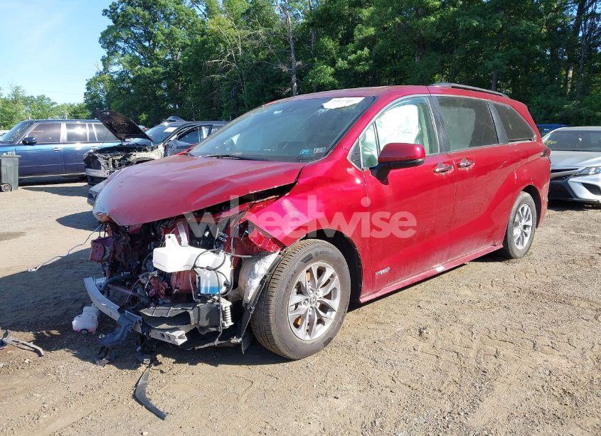 Photo 2 of 2021 Toyota Sienna XLE (VIN 5TDJSKFCXMS014664)