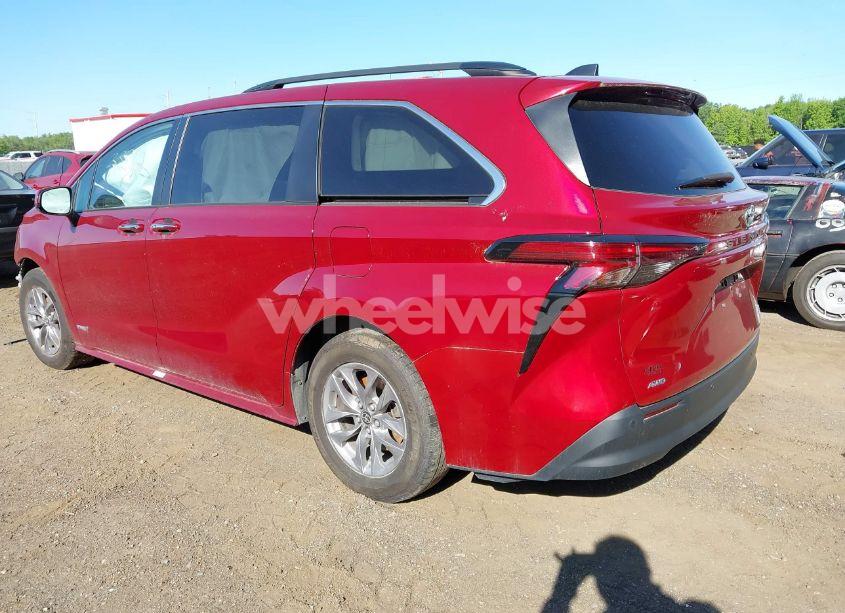 Photo 3 of 2021 Toyota Sienna XLE (VIN 5TDJSKFCXMS014664)