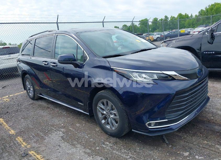 2021 Toyota Sienna XLE (VIN 5TDJSKFCXMS024627) main photo