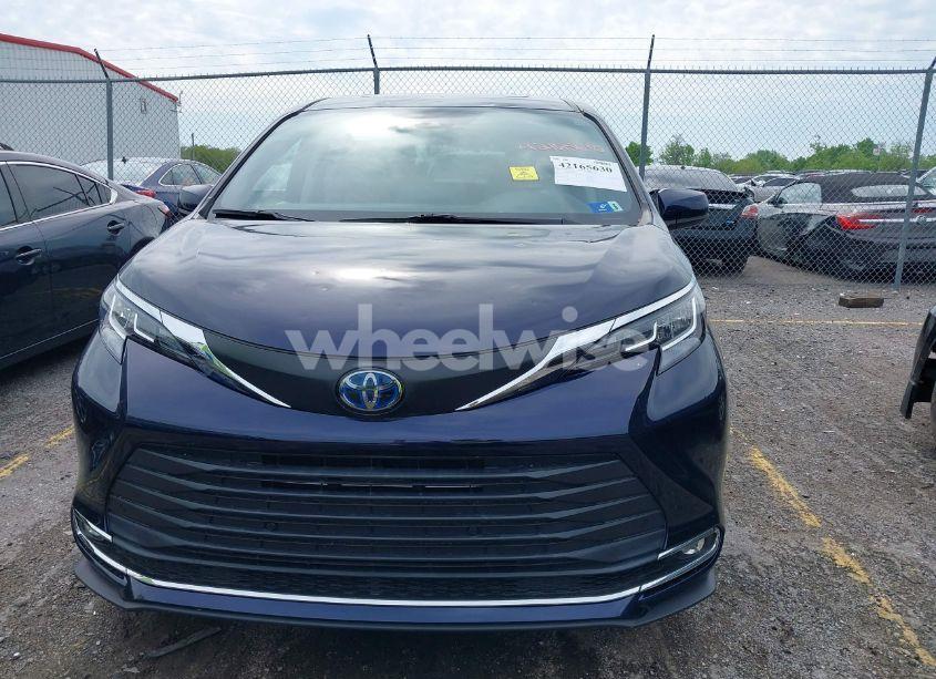 Photo 12 of 2021 Toyota Sienna XLE (VIN 5TDJSKFCXMS024627)