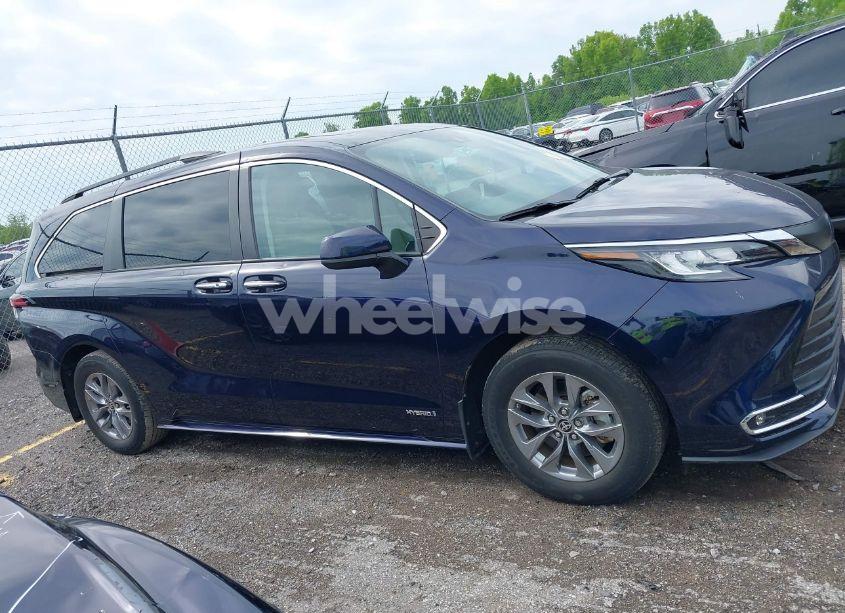 Photo 13 of 2021 Toyota Sienna XLE (VIN 5TDJSKFCXMS024627)