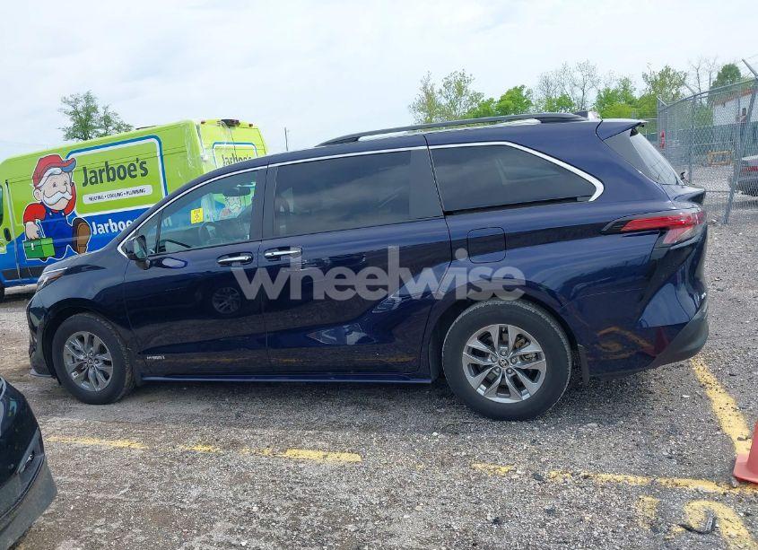 Photo 14 of 2021 Toyota Sienna XLE (VIN 5TDJSKFCXMS024627)