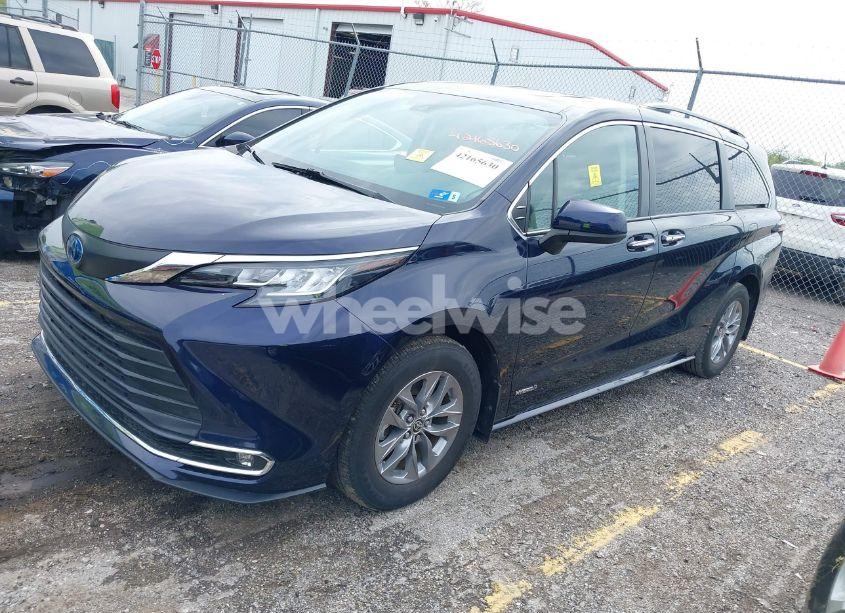 Photo 2 of 2021 Toyota Sienna XLE (VIN 5TDJSKFCXMS024627)