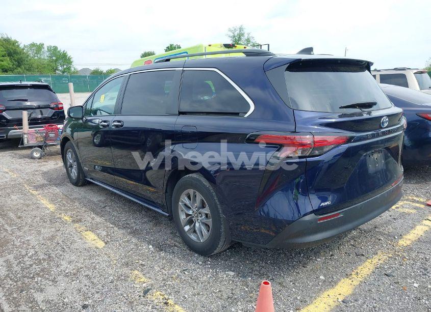 Photo 3 of 2021 Toyota Sienna XLE (VIN 5TDJSKFCXMS024627)