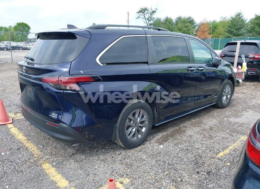 Photo 4 of 2021 Toyota Sienna XLE (VIN 5TDJSKFCXMS024627)