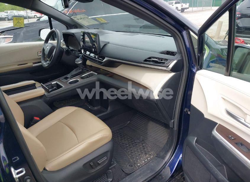 Photo 5 of 2021 Toyota Sienna XLE (VIN 5TDJSKFCXMS024627)