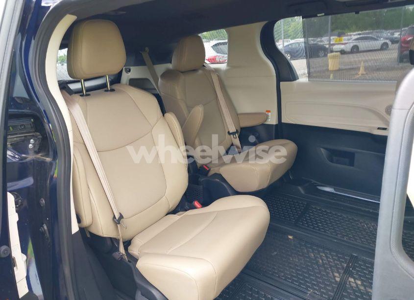 Photo 8 of 2021 Toyota Sienna XLE (VIN 5TDJSKFCXMS024627)