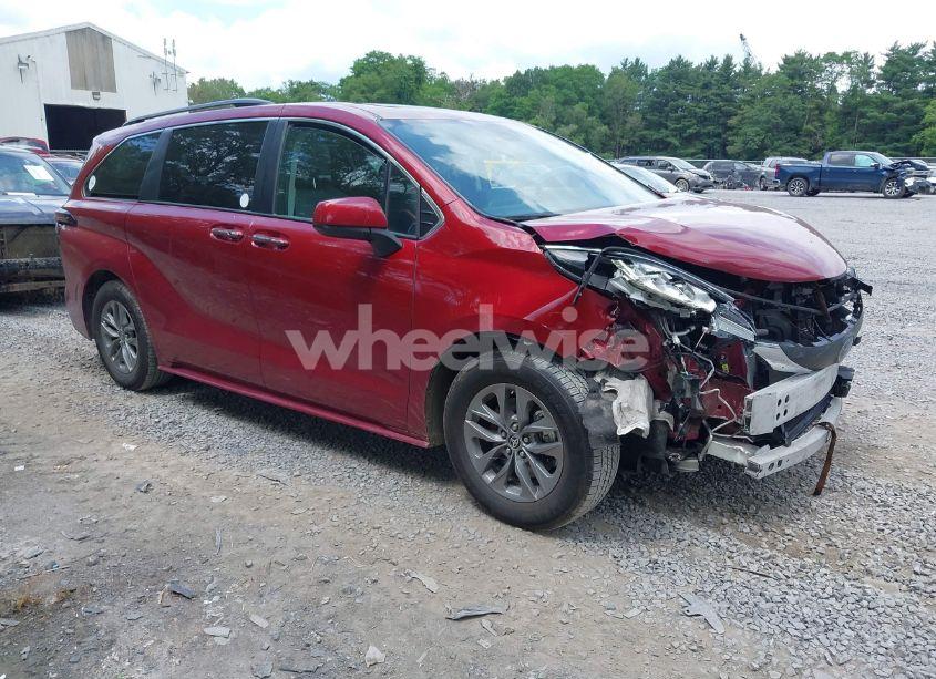 2022 Toyota Sienna XLE (VIN 5TDJSKFCXNS059539) main photo