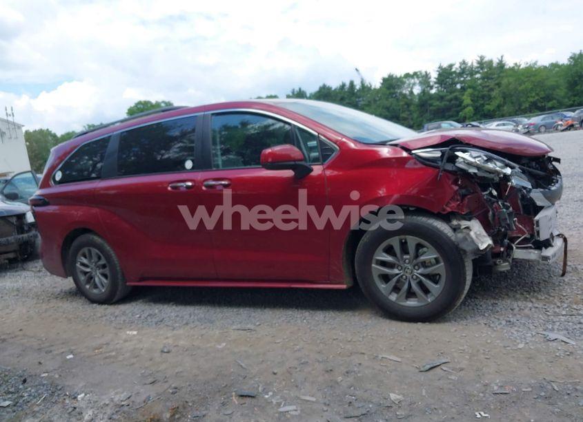 Photo 13 of 2022 Toyota Sienna XLE (VIN 5TDJSKFCXNS059539)