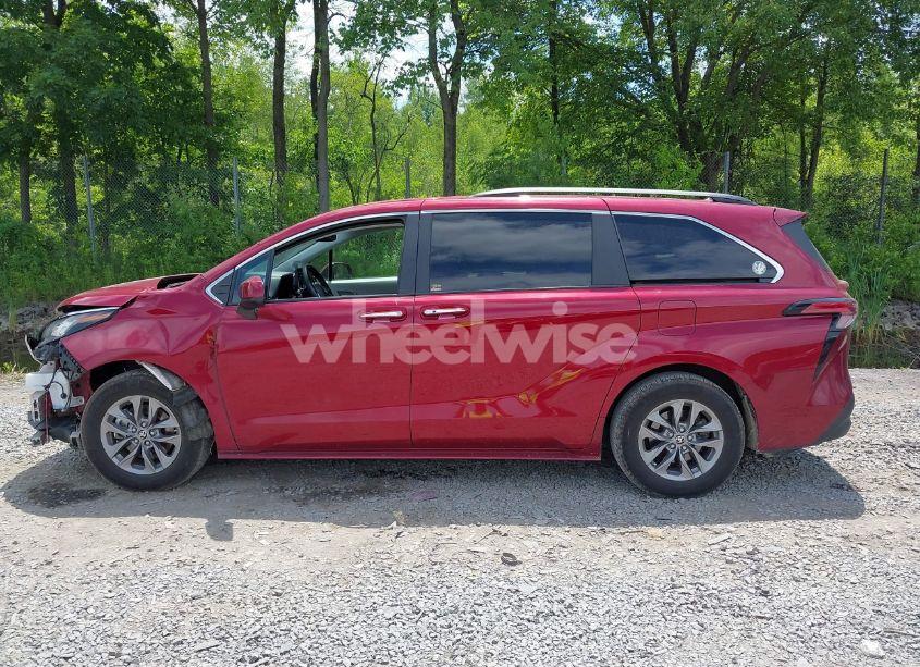 Photo 14 of 2022 Toyota Sienna XLE (VIN 5TDJSKFCXNS059539)
