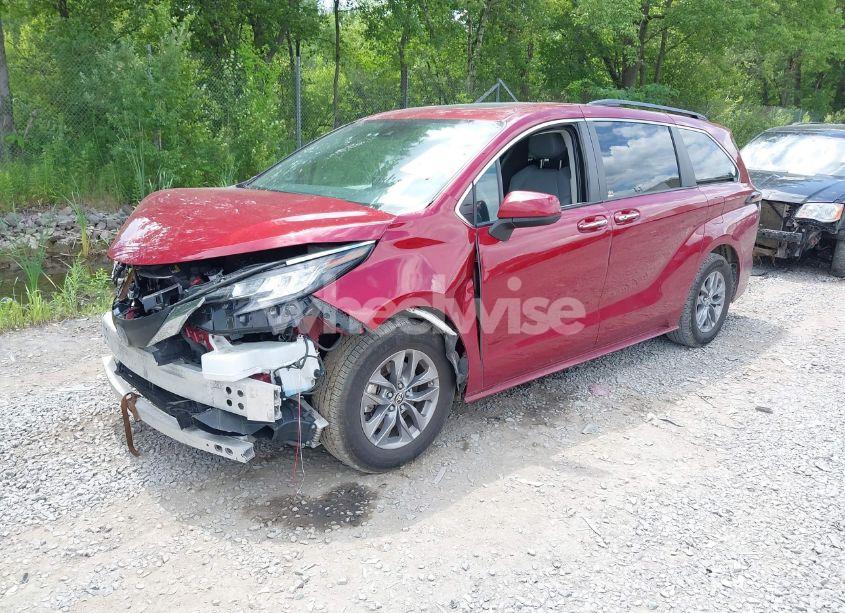 Photo 2 of 2022 Toyota Sienna XLE (VIN 5TDJSKFCXNS059539)