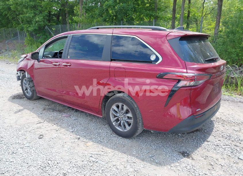 Photo 3 of 2022 Toyota Sienna XLE (VIN 5TDJSKFCXNS059539)