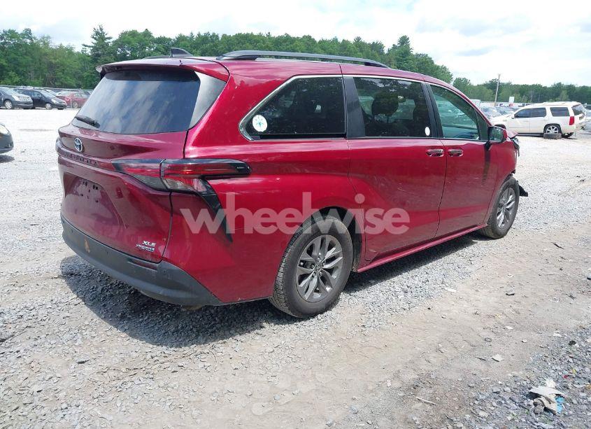 Photo 4 of 2022 Toyota Sienna XLE (VIN 5TDJSKFCXNS059539)