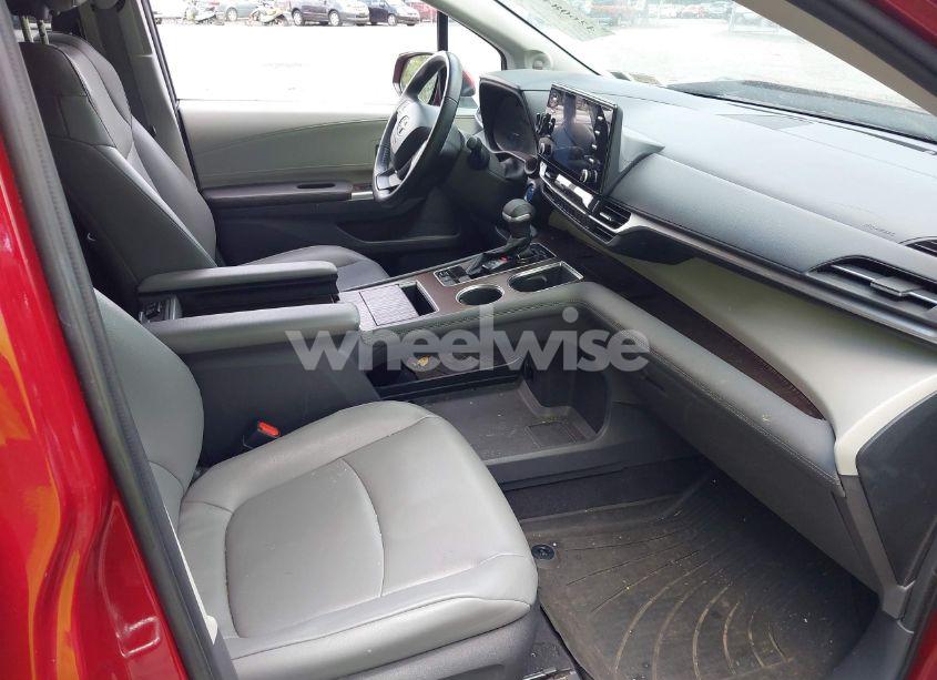 Photo 5 of 2022 Toyota Sienna XLE (VIN 5TDJSKFCXNS059539)