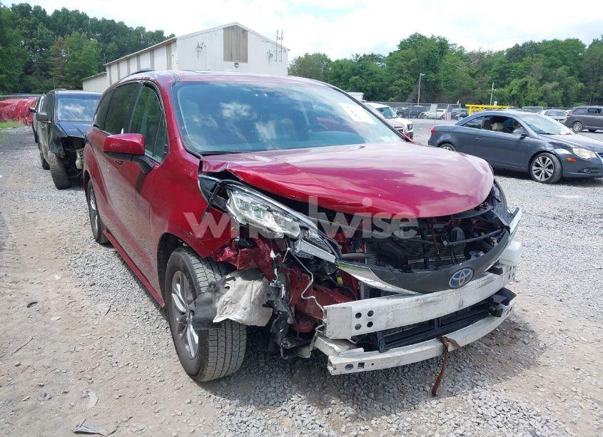 Photo 6 of 2022 Toyota Sienna XLE (VIN 5TDJSKFCXNS059539)