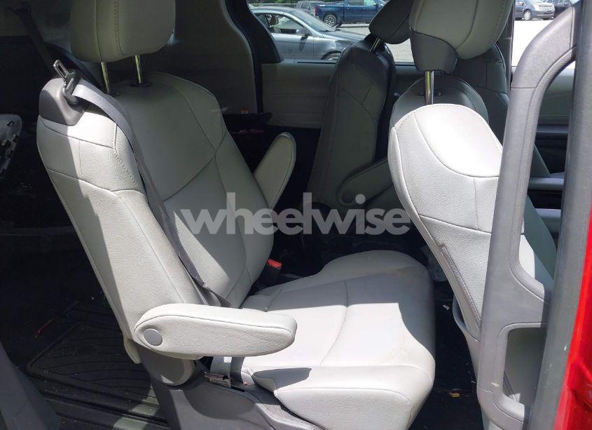 Photo 8 of 2022 Toyota Sienna XLE (VIN 5TDJSKFCXNS059539)