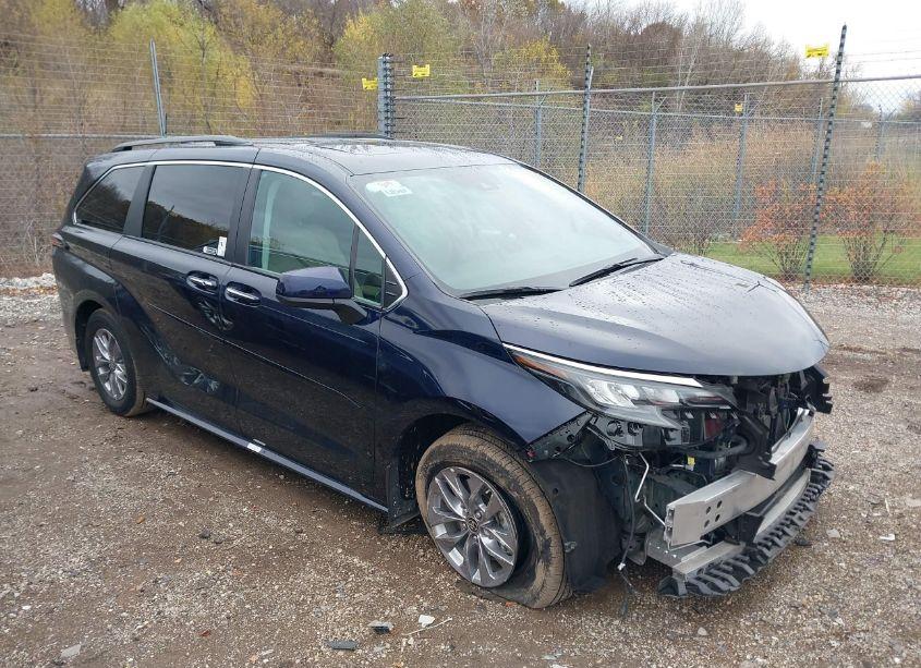 2024 Toyota Sienna XLE (VIN 5TDJSKFCXRS132351) main photo