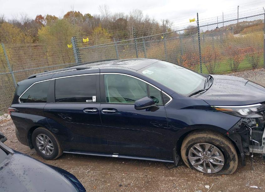 Photo 13 of 2024 Toyota Sienna XLE (VIN 5TDJSKFCXRS132351)