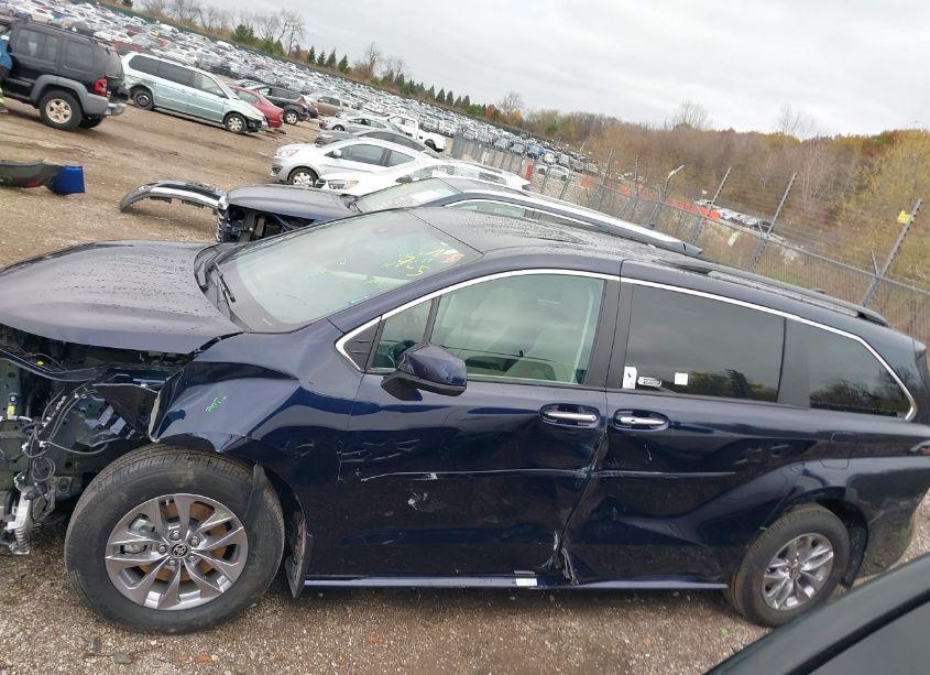 Photo 14 of 2024 Toyota Sienna XLE (VIN 5TDJSKFCXRS132351)