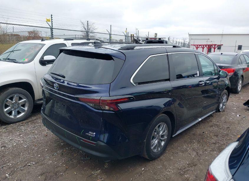 Photo 4 of 2024 Toyota Sienna XLE (VIN 5TDJSKFCXRS132351)