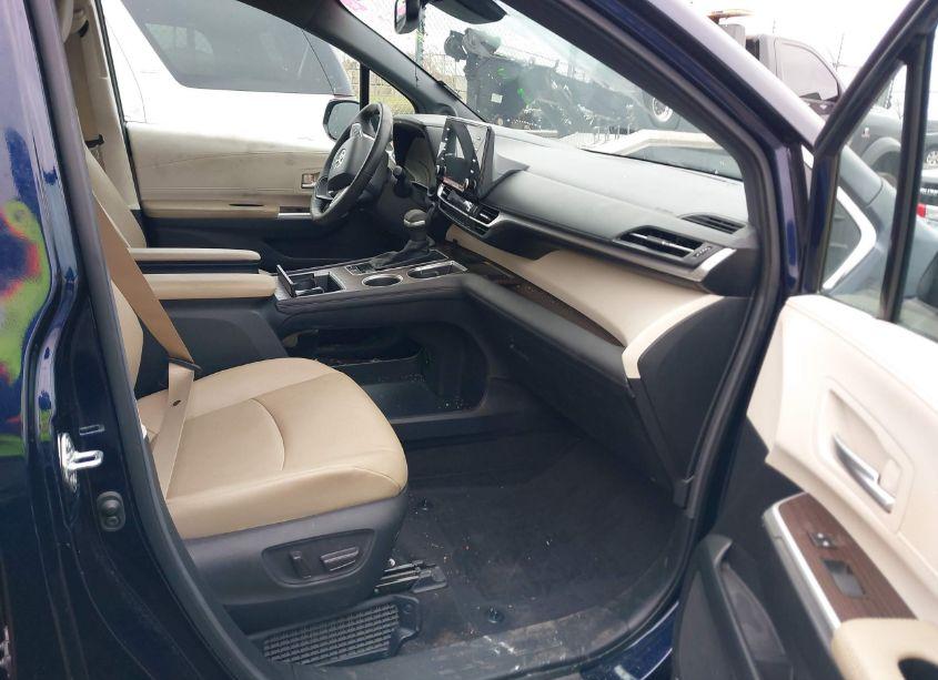 Photo 5 of 2024 Toyota Sienna XLE (VIN 5TDJSKFCXRS132351)