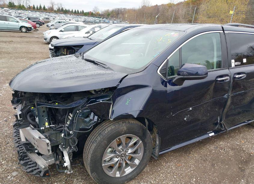 Photo 6 of 2024 Toyota Sienna XLE (VIN 5TDJSKFCXRS132351)