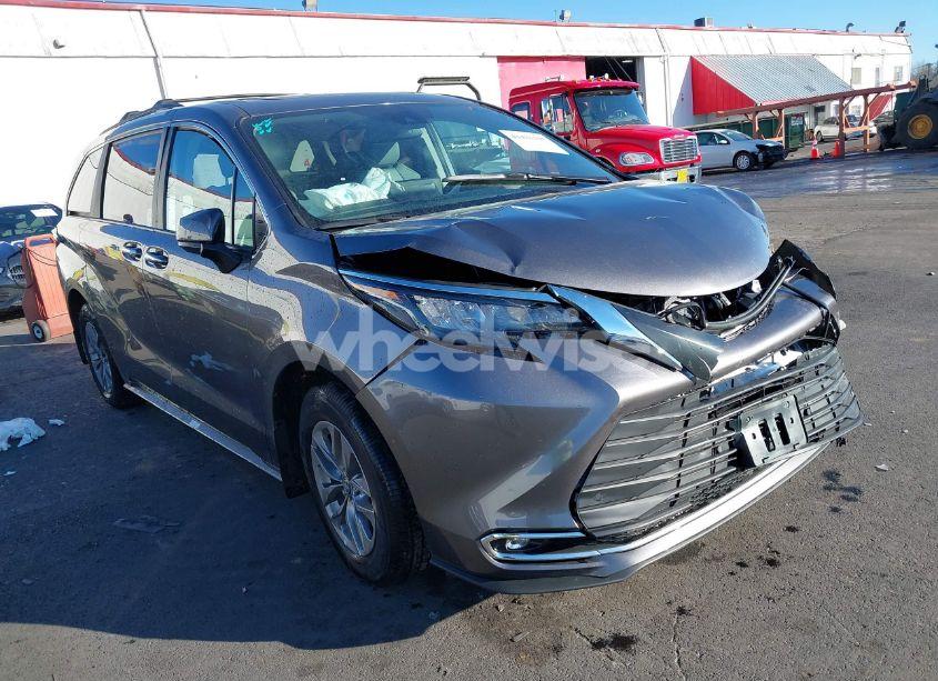 2024 Toyota Sienna XLE (VIN 5TDJSKFCXRS144273) main photo