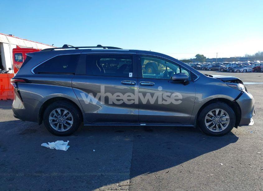 Photo 14 of 2024 Toyota Sienna XLE (VIN 5TDJSKFCXRS144273)