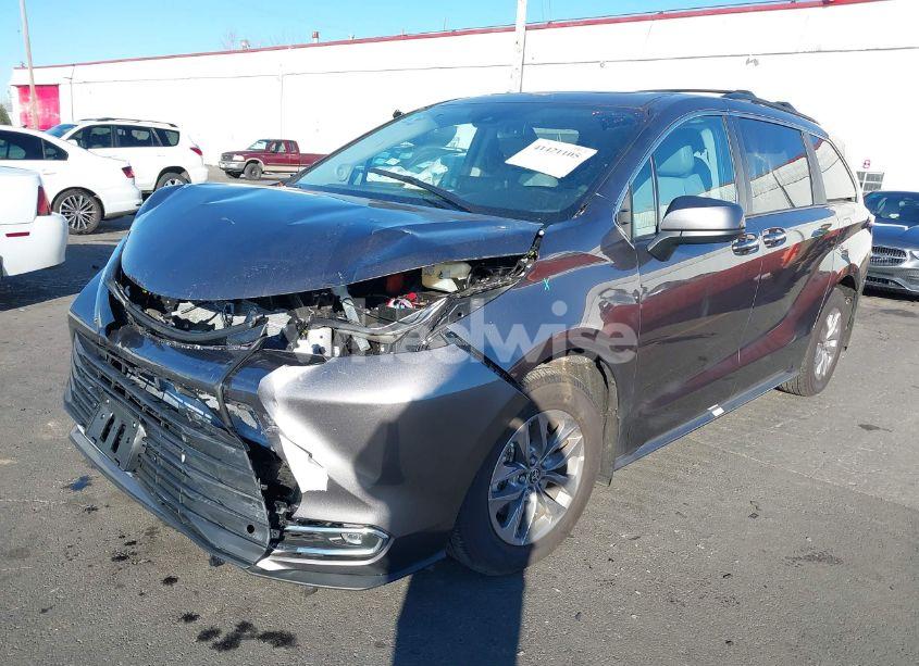 Photo 2 of 2024 Toyota Sienna XLE (VIN 5TDJSKFCXRS144273)