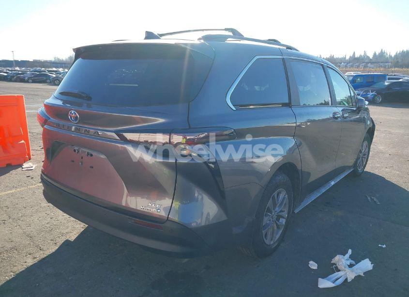 Photo 4 of 2024 Toyota Sienna XLE (VIN 5TDJSKFCXRS144273)