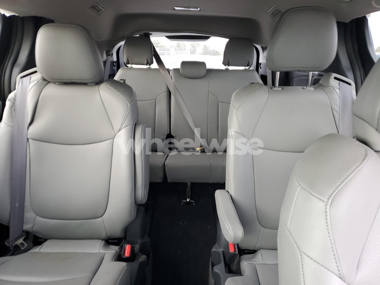 Photo 10 of 2025 TOYOTA SIENNA XLE (VIN 5TDJSKFCXSS173486)