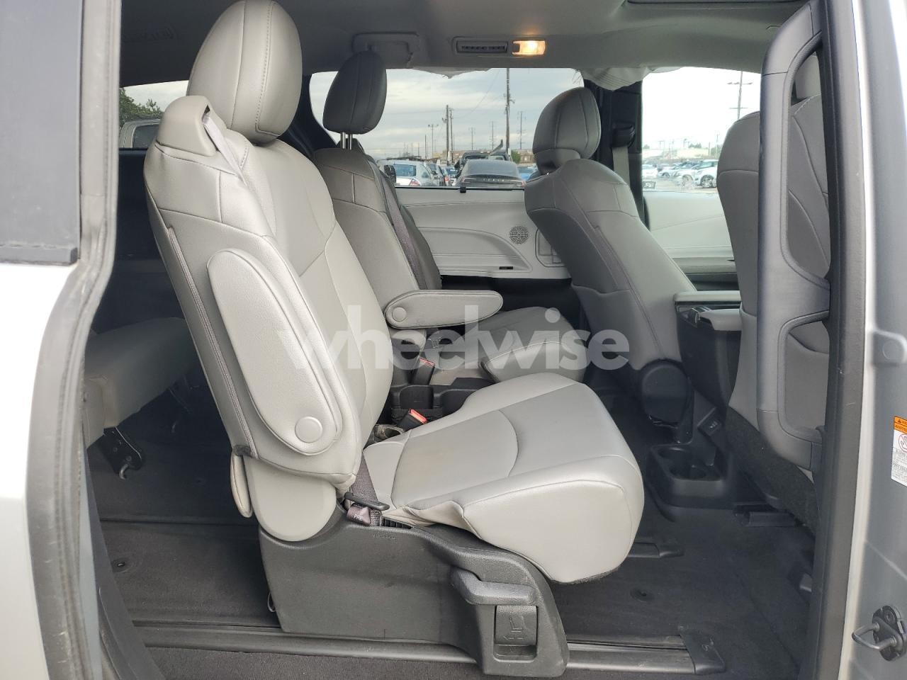 Photo 11 of 2025 TOYOTA SIENNA XLE (VIN 5TDJSKFCXSS173486)