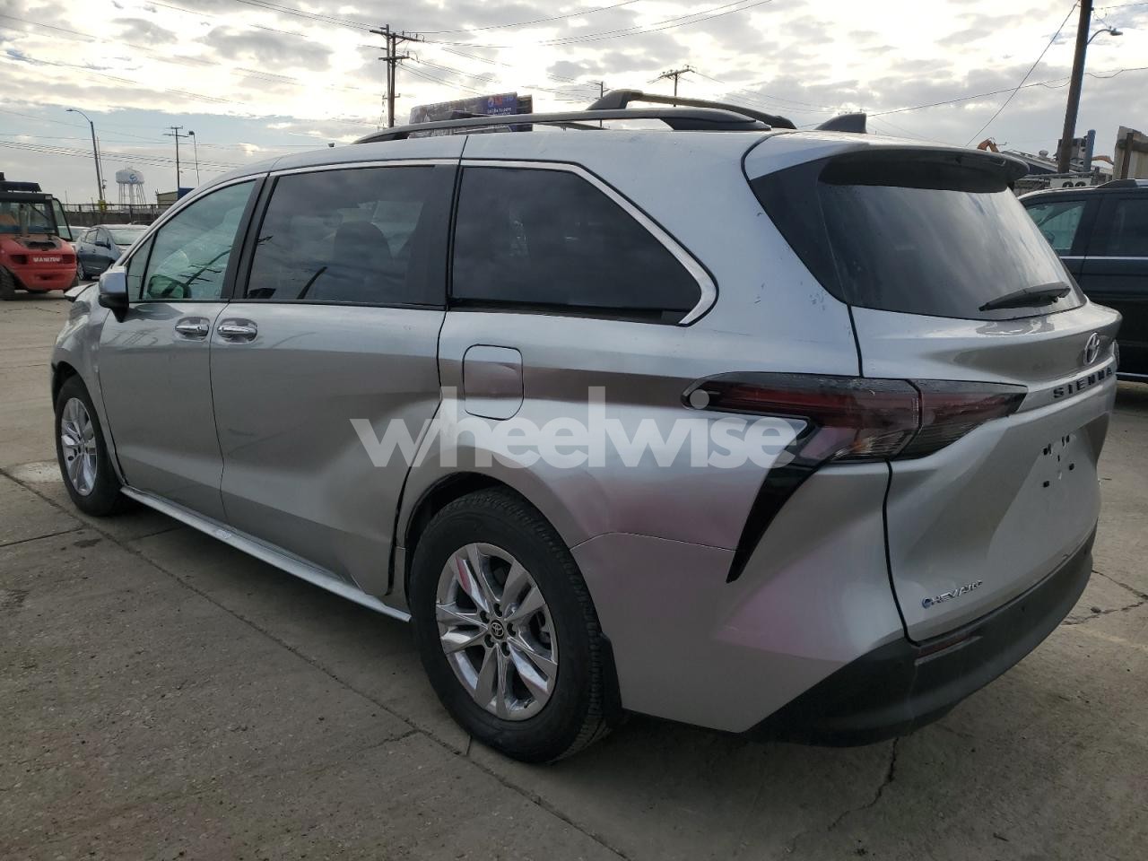 Photo 2 of 2025 TOYOTA SIENNA XLE (VIN 5TDJSKFCXSS173486)