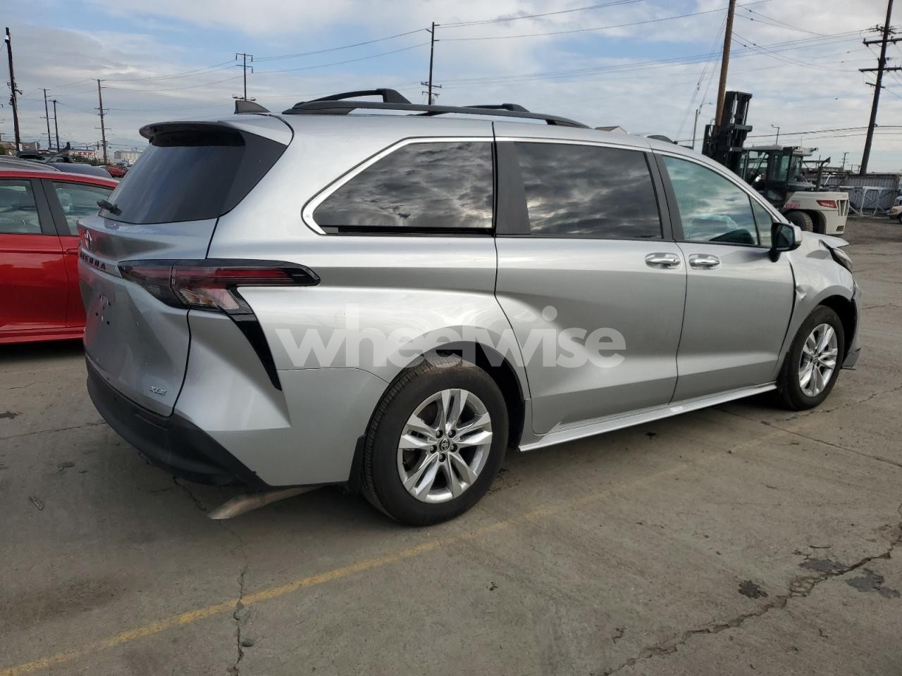 Photo 3 of 2025 TOYOTA SIENNA XLE (VIN 5TDJSKFCXSS173486)