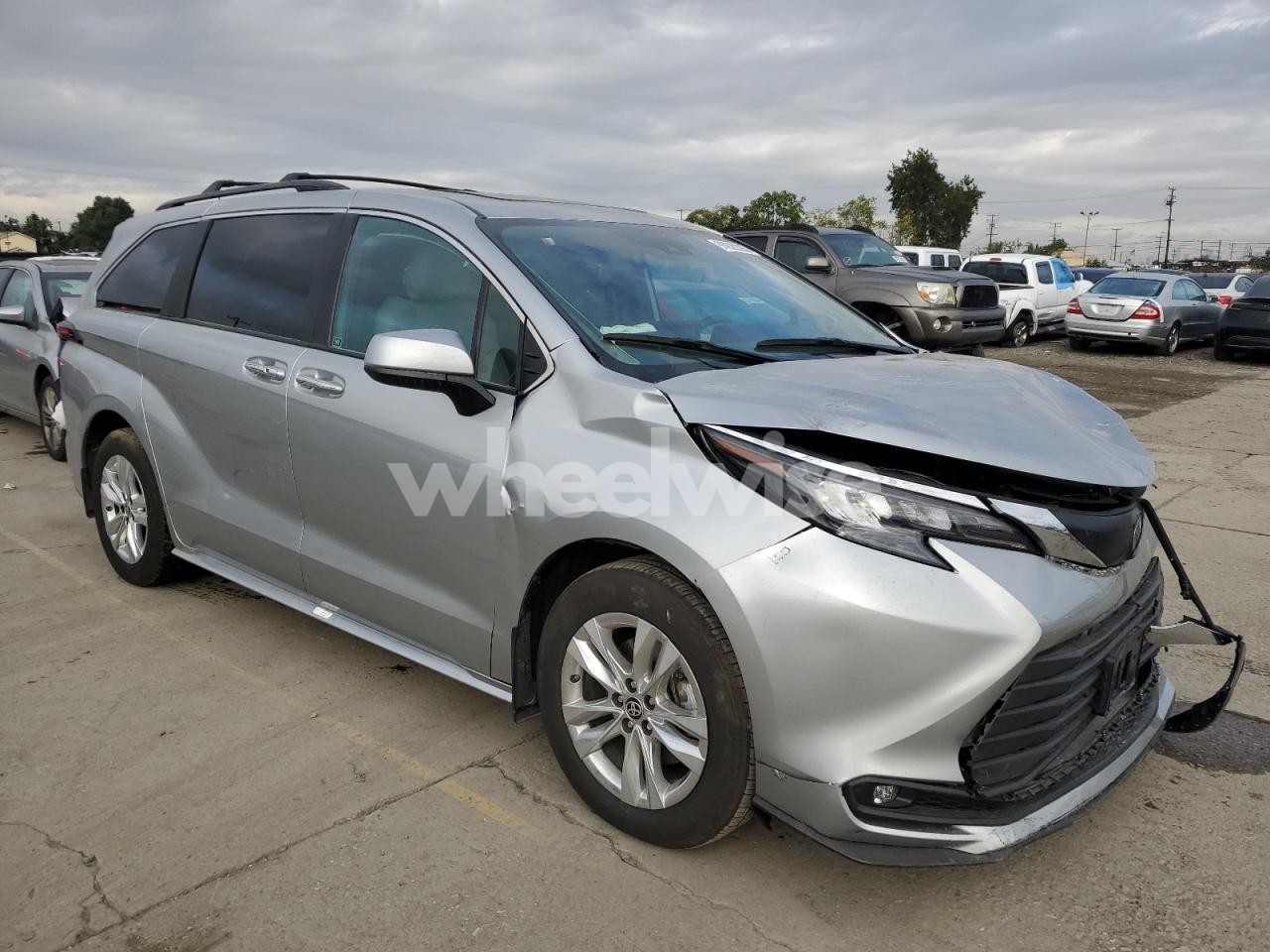 Photo 4 of 2025 TOYOTA SIENNA XLE (VIN 5TDJSKFCXSS173486)