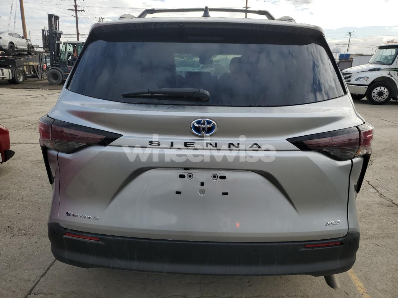 Photo 6 of 2025 TOYOTA SIENNA XLE (VIN 5TDJSKFCXSS173486)